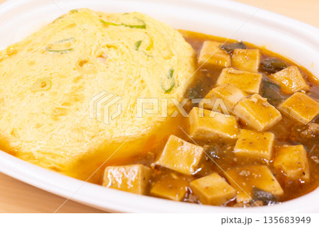 美味しい天津飯と麻婆豆腐の弁当 美味しい天津飯と麻婆豆腐の弁当 135683949