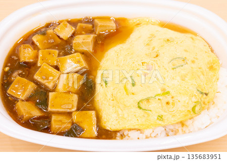 美味しい天津飯と麻婆豆腐の弁当 135683951
