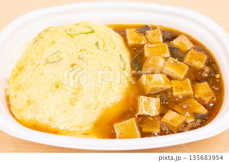 美味しい天津飯と麻婆豆腐の弁当 美味しい天津飯と麻婆豆腐の弁当 135683954