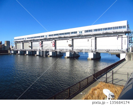 江戸川区の新中川(中川放水路)が旧江戸川に合流する地点に設置された「今井水門」 江戸川区の新中川(中川放水路)が旧江戸川に合流する地点に設置された「今井水門」 135684174