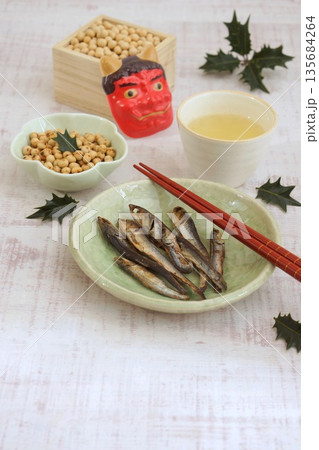 炙った丸干いわしと炒った大豆 炙った丸干いわしと炒った大豆 135684264