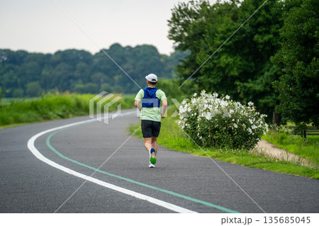 手賀沼のサイクリングロード走る 135685045