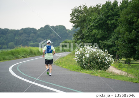夏の手賀沼のサイクリングロード走る 135685046