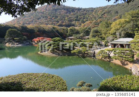 栗林公園、飛猿巖から見る南湖と渚山、掬月亭 135685141