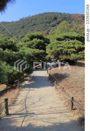 栗林公園、北湖と講武榭の間の小道 135685168