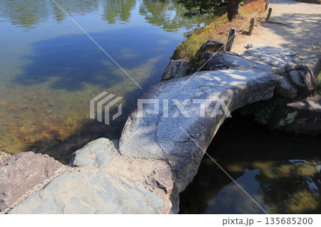 栗林公園、北湖の南岸南岸を辿る石橋のある小径 135685200