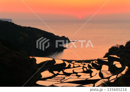 【石川県】浜野浦の棚田の夕景 135685218