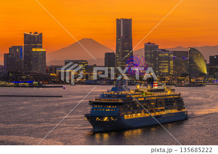日本の横浜都市景観飛鳥Ⅲや富士山、みなとみらいなどを望む 135685222