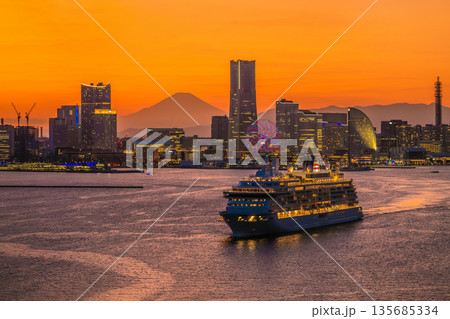 日本の横浜都市景観飛鳥Ⅲや富士山、みなとみらいなどを望む。右奥は新高島 日本の横浜都市景観飛鳥Ⅲや富士山、みなとみらいなどを望む。右奥は新高島 135685334