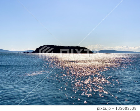三河湾の煌めき・梶島の島影・背後の渥美半島〈吉良サンライズパーク/愛知県西尾市〉 三河湾の煌めき・梶島の島影・背後の渥美半島〈吉良サンライズパーク/愛知県西尾市〉 135685339