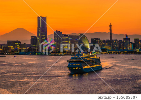 日本の横浜都市景観飛鳥Ⅲや富士山、みなとみらいなどを望む。右奥は新高島 135685507
