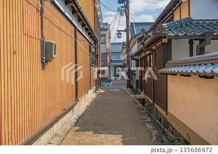 奈良 今井町の路地風景 135686972