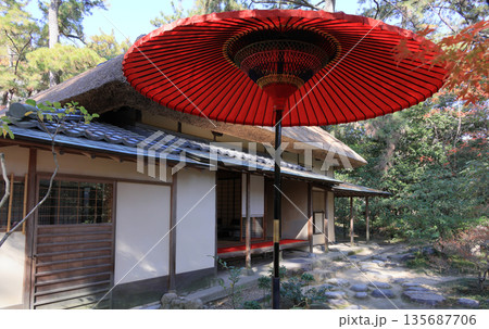 栗林公園南庭、草庵型の茶室日暮亭の紅葉 135687706