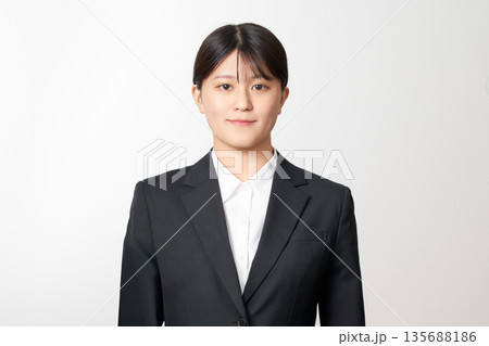 就職活動の証明写真イメージ スーツ姿の若い女性 就職活動の証明写真イメージ スーツ姿の若い女性 135688186