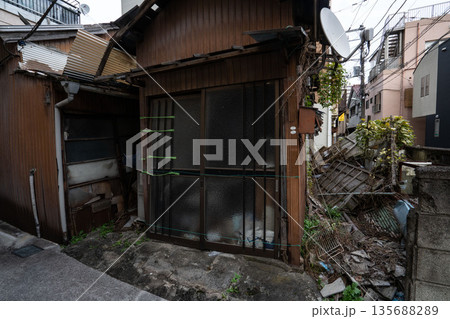 廃墟となり倒壊寸前の無人のゴミ屋敷 135688289