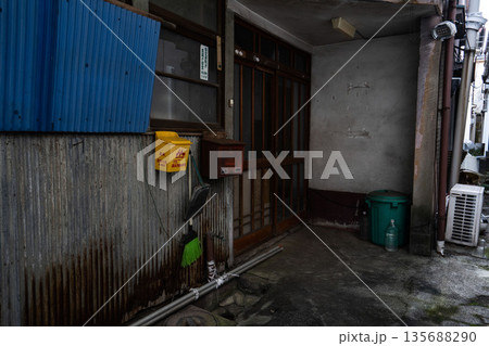 昭和のモルタル住宅の玄関、スリガラスの引き戸 昭和のモルタル住宅の玄関、スリガラスの引き戸 135688290