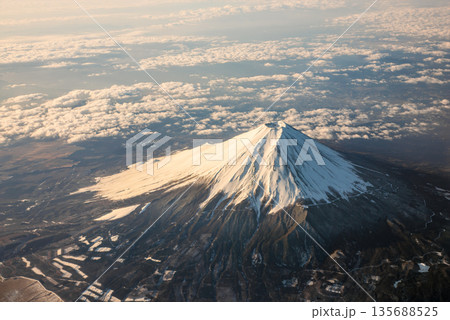 空撮 朝日の光に輝く冠雪の富士山と雲海 空撮 朝日の光に輝く冠雪の富士山と雲海 135688525