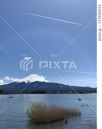 湖畔の日常と雪化粧の富士山がある風景 湖畔の日常と雪化粧の富士山がある風景 135688914