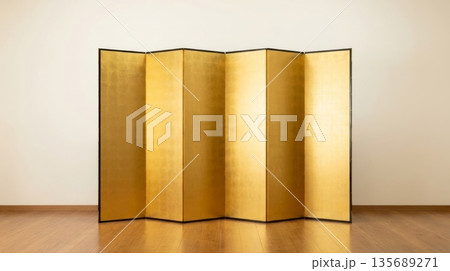 和の雰囲気を演出する背景素材として使える豪華に輝く金色の屏風 135689271