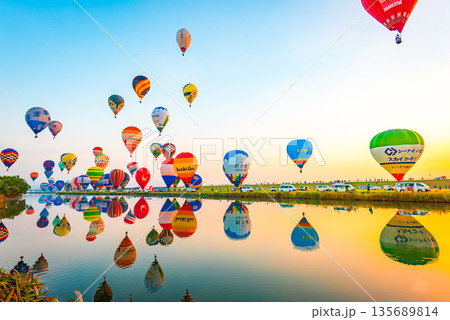 佐賀インターナショナルバルーンフェスタ 嘉瀬川のリフレクションと熱気球 135689814