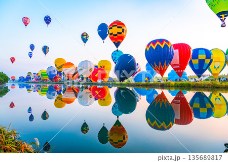 佐賀インターナショナルバルーンフェスタ 嘉瀬川のリフレクションと熱気球 135689817