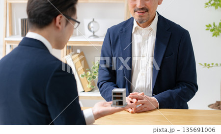 建築模型を持つビジネスマン 135691006