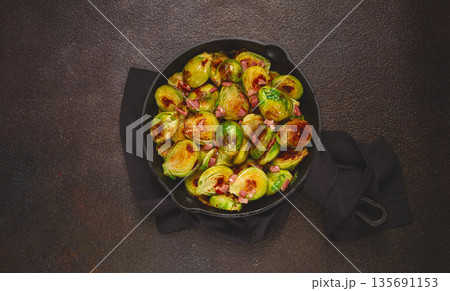 roasted brussels sprouts, with bacon, vegetarian food, homemade, no people, roasted brussels sprouts, with bacon, vegetarian food, homemade, no people, 135691153