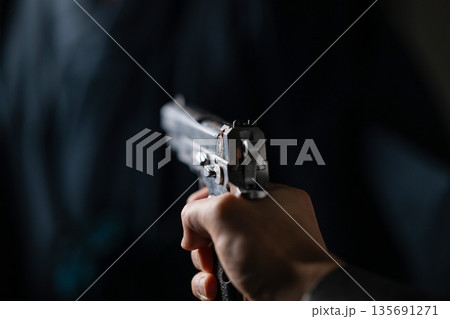 ピストルを持つ手元 135691271