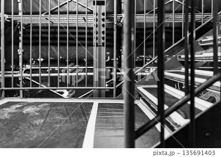 マンション外壁補修の足場　夜景が透けるメッシュシート　工事現場の背景素材 135691403