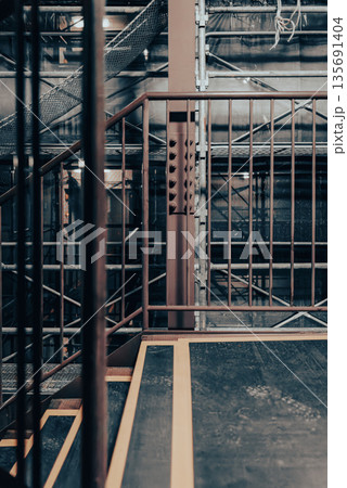 マンション外壁補修の足場 夜景が透けるメッシュシート 工事現場の背景素材 マンション外壁補修の足場 夜景が透けるメッシュシート 工事現場の背景素材 135691404