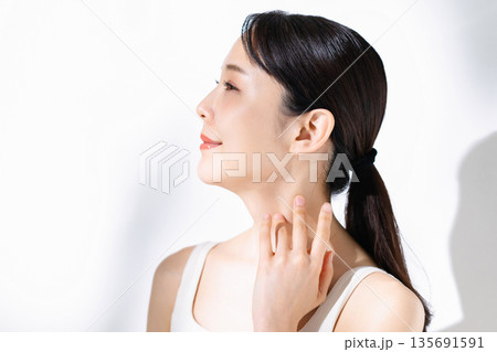 スキンケアをする女性 135691591