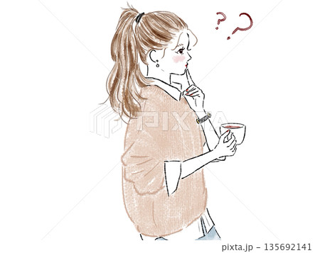 困った顔でコーヒーを飲む女性 135692141