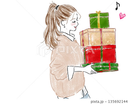 クリスマスプレゼントをもらって喜んでいる女性 135692144