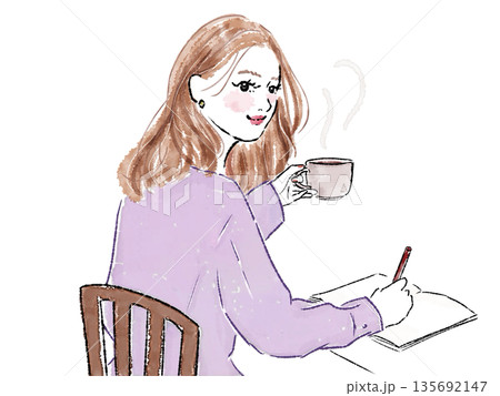 カフェでコーヒーを飲む女性 135692147
