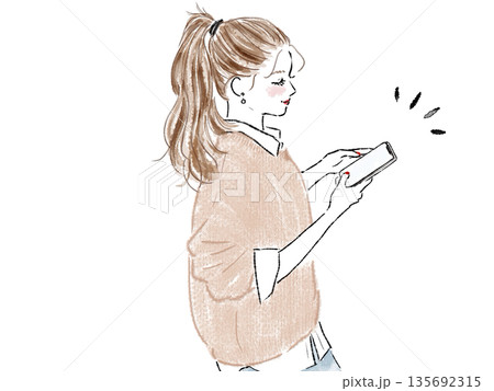 スマホを持つ女性 135692315