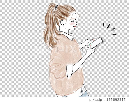 スマホを持つ女性 135692315