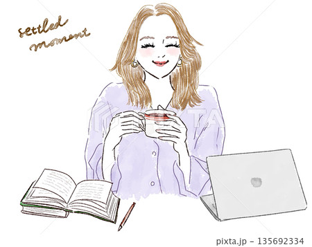 ノートパソコンで仕事をする女性 135692334