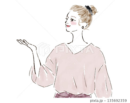 笑顔で手で指し示す女性 135692359