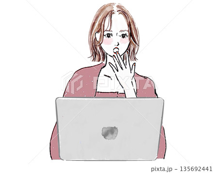 パソコンの前で驚く女性 135692441