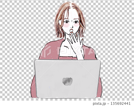 パソコンの前で驚く女性 135692441