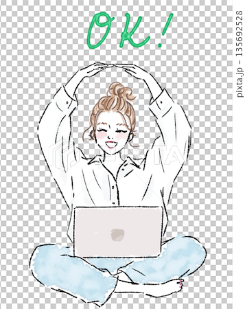 一名女子用電腦比劃「OK」手勢。 135692528