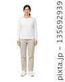 白背景の全身女性モデル 薄手長袖トップスとベージュパンツのシンプルな人物素材 135692939