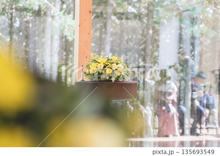 空の庭ウエディングのチャペルを彩る祭壇の花 135693549