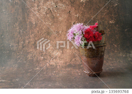 花瓶に活けたモナルダの花束 花瓶に活けたモナルダの花束 135693768