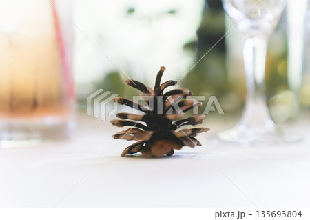 空の庭ウエディング 披露宴テーブルの松ぼっくり 135693804