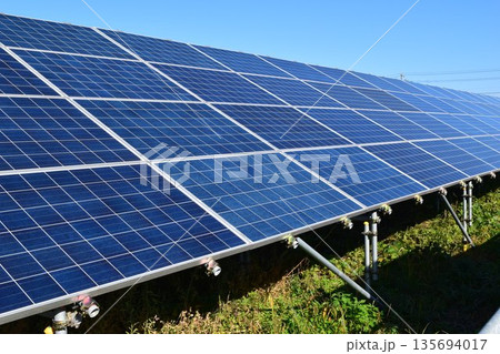 ソーラーパネル 自然エネルギー 135694017