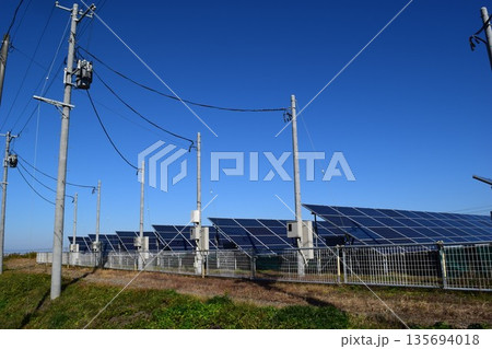 ソーラーパネル 自然エネルギー 135694018