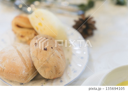 空の庭ウエディングの披露宴テーブル上の焼きたてパン 空の庭ウエディングの披露宴テーブル上の焼きたてパン 135694105