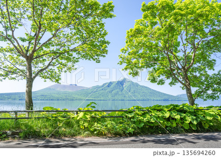 初夏の支笏湖、樽前山、風不死岳　千歳市 135694260