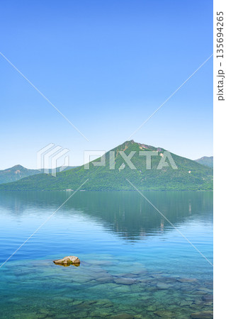 初夏の支笏湖、恵庭岳 千歳市 初夏の支笏湖、恵庭岳 千歳市 135694265